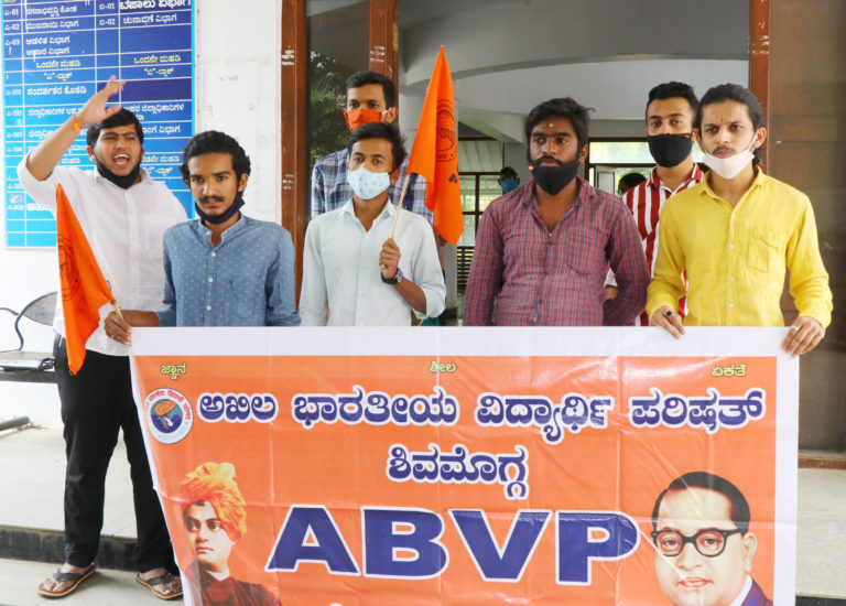 13-Abvp protest-dc office