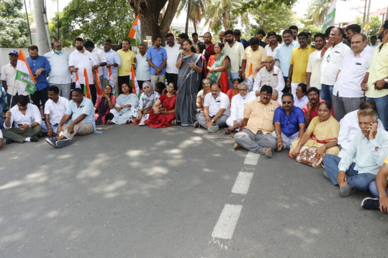 24-Dist congress protest-hosamane badavane (1)