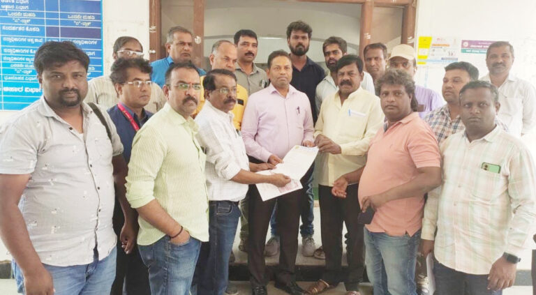 03-Patrakarta halaswamy avara mele police davrjanya kandisi jilla karyanirata patrakartara sanga and press trust -adc ge manavi (3)