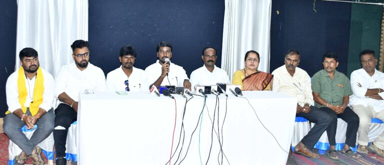 05-Girish press meet-matura paradies (1)