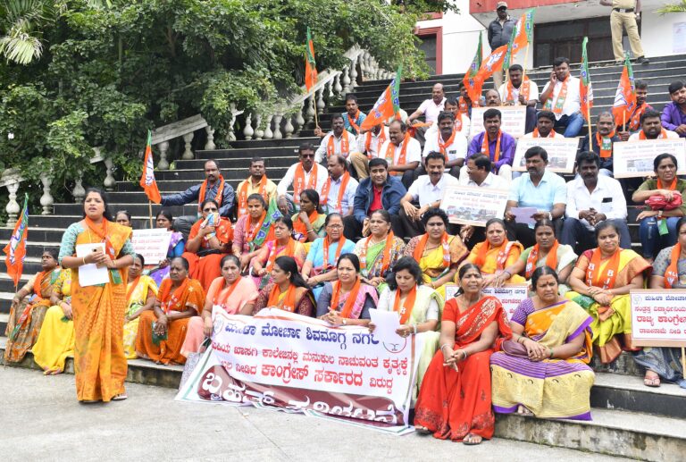 27-Bjp mahila morcha protest-dc office (2)