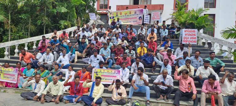 22-Rajya kattada and etare karmikara protest-dc office (2)