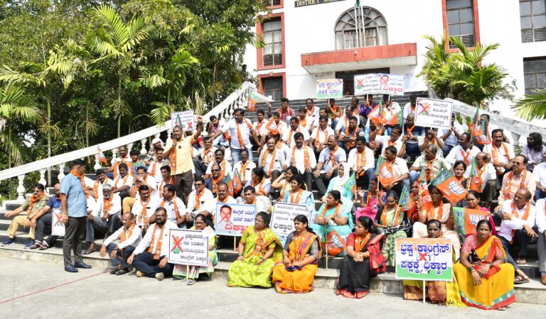 11-Bjp protest-dc ffice (2)