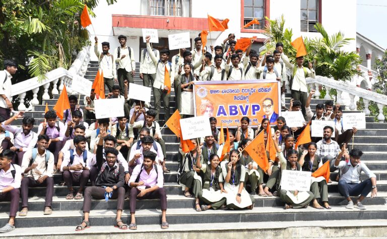 15-Abvp protest-dc office (2)