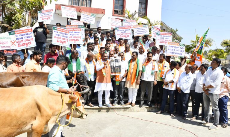 06-Bjp raita samaja protest-dc office (1)