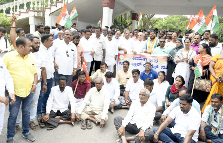 19-uttara blook congress protest-dc office (1)