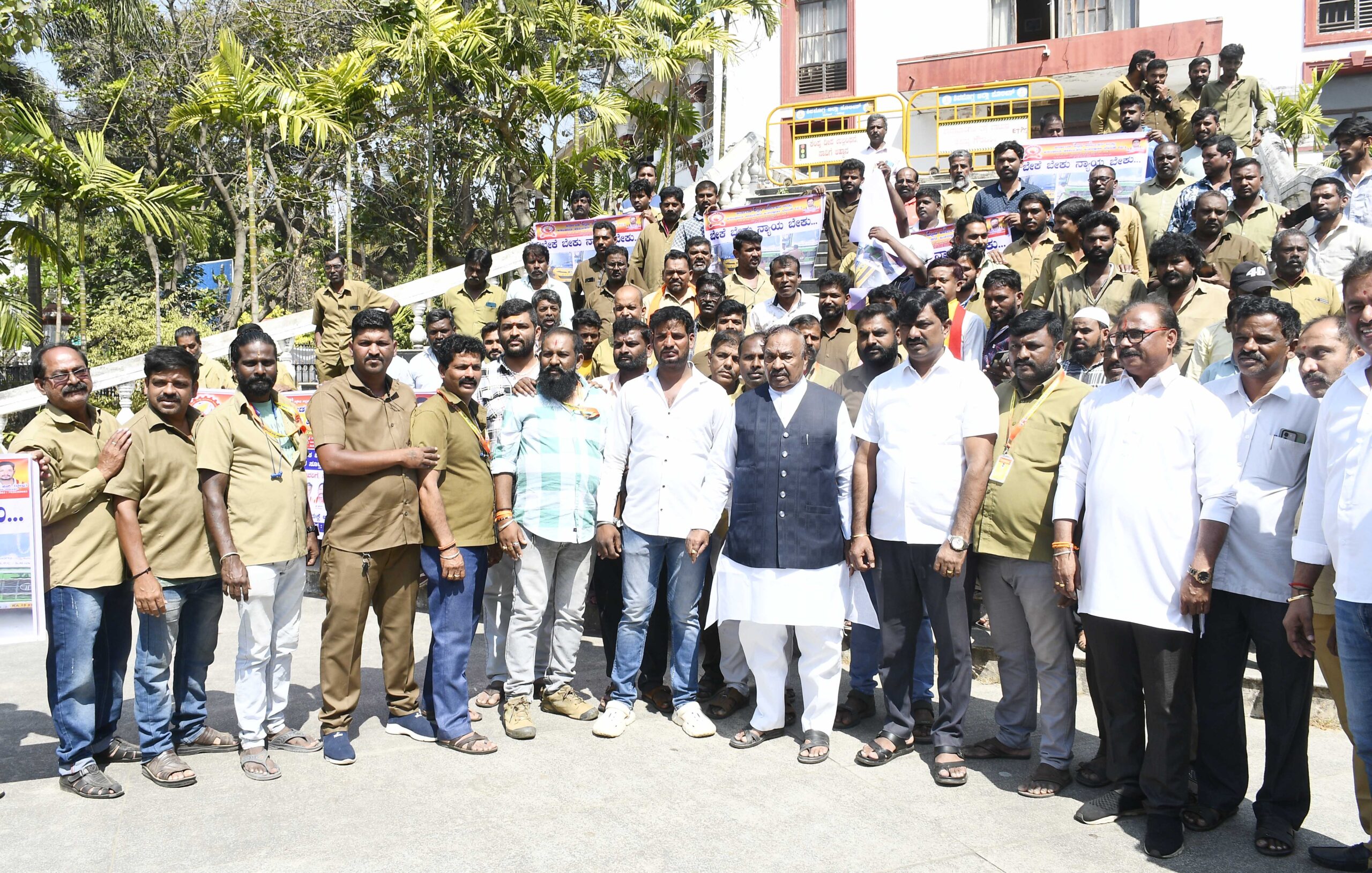 30-Kattada karmikara sanga-vahana chalakara sanga protest-dc office (2)