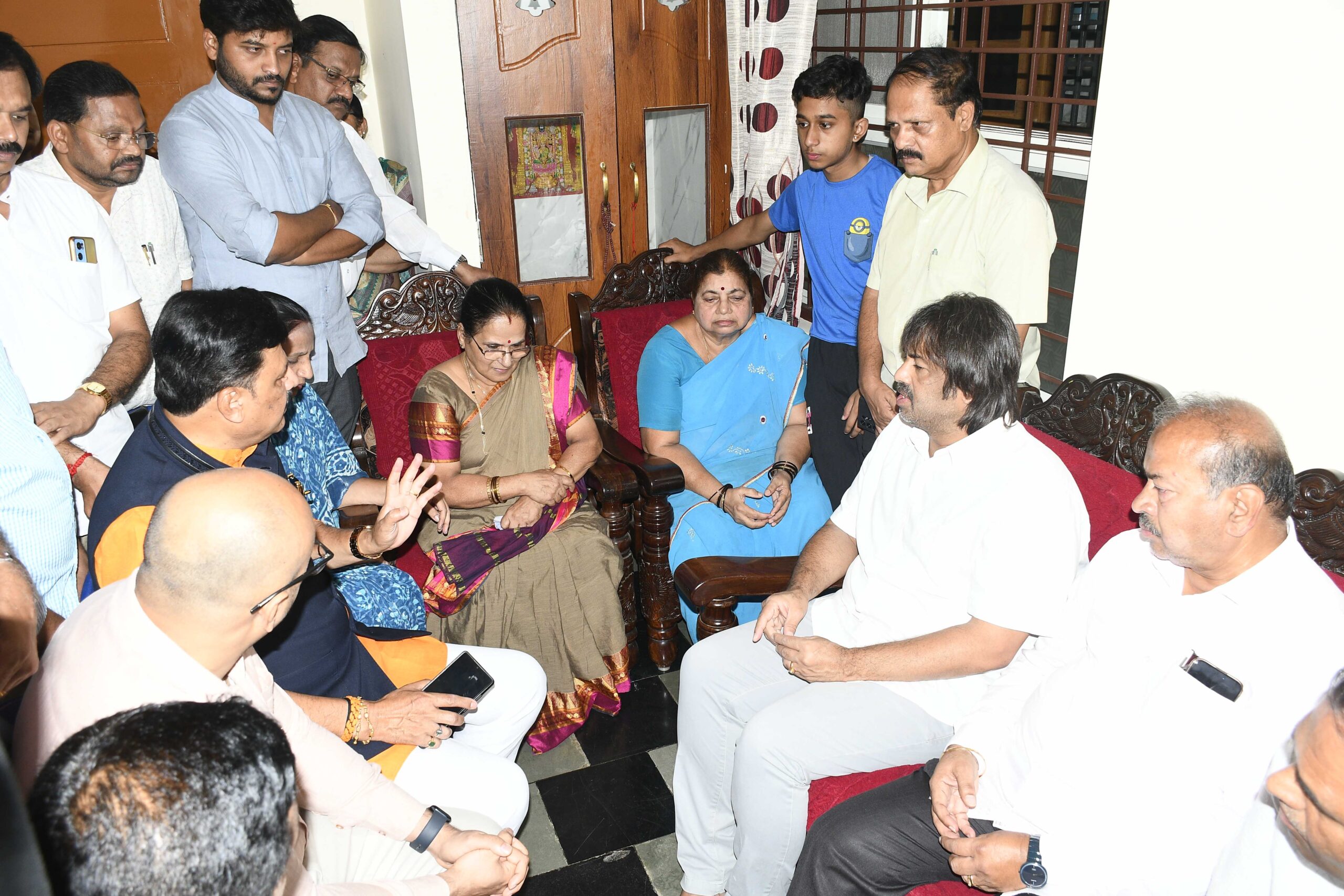 23-Manjunath avara manege sachiva madhu bangarappa beti-santvana (2)